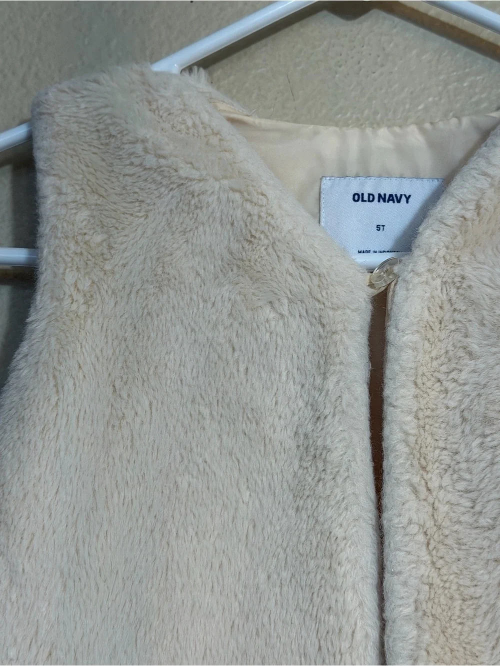💕Bundle 3 for $20 Old Navy Cream Faux Fur Vest 5T